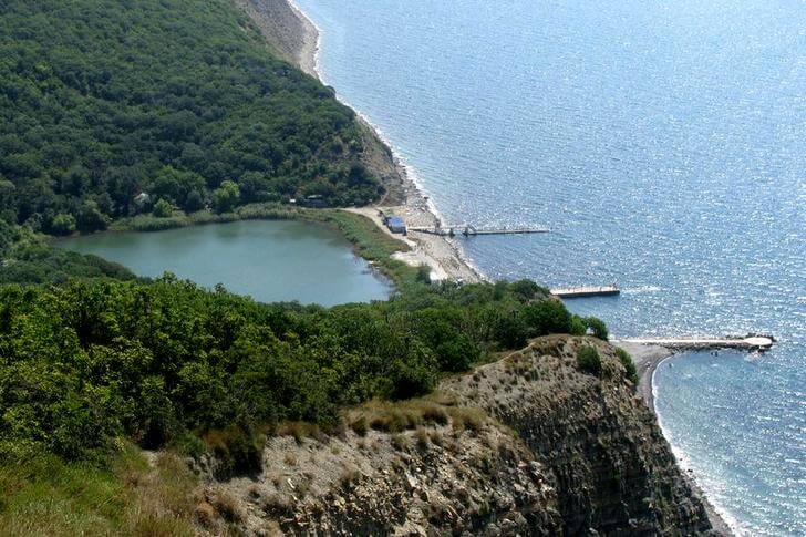 Озеро Малый Лиман и пляж Abrau Beach.