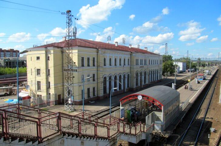 Здание железнодорожного вокзала.