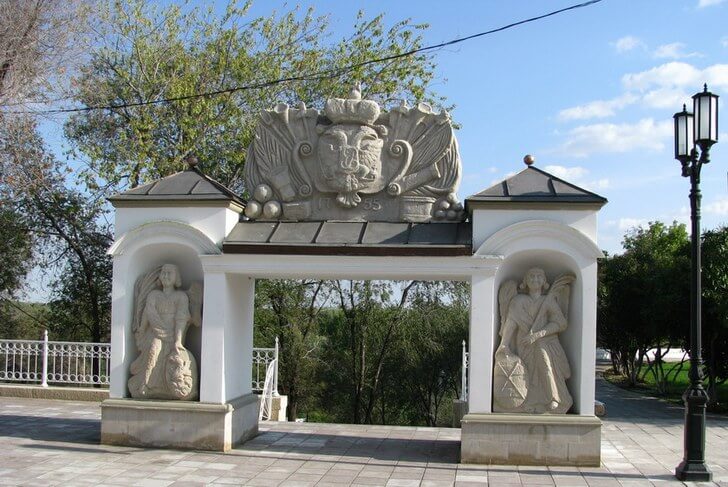 Елизаветинские ворота.