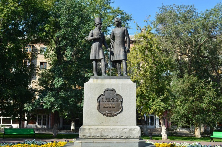 Памятник Пушкину и Далю.
