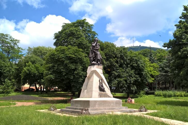 Памятник Лермонтову.