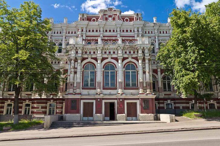 Здание Дворянского собрания.