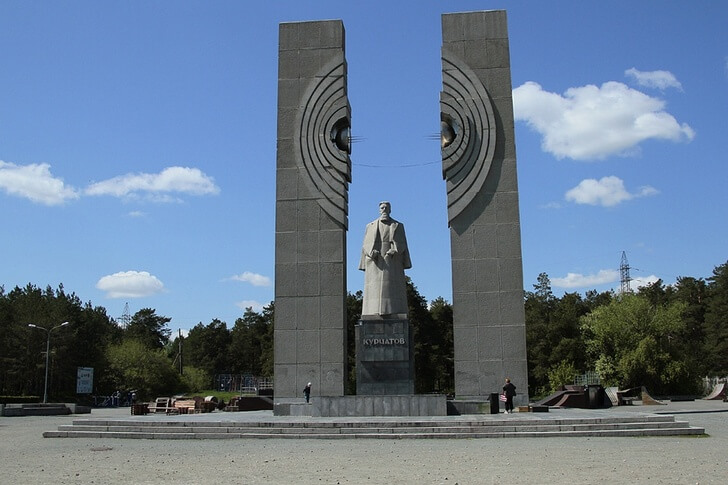 Памятник Курчатову.
