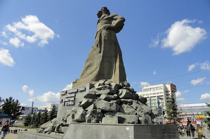 Памятник «Сказ об Урале».