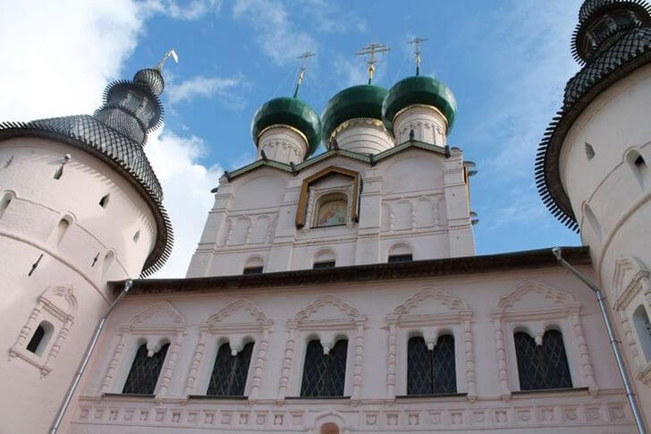 Надвратная церковь Иоанна Богослова.