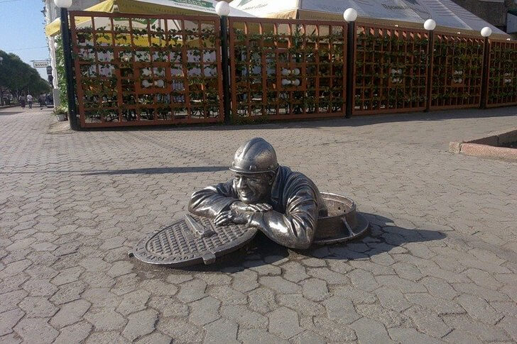 Памятник слесарю Степанычу.