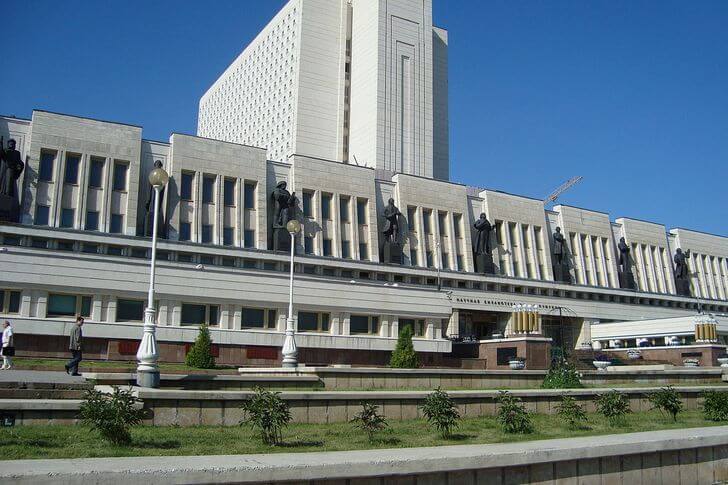 Библиотека имени Пушкина.
