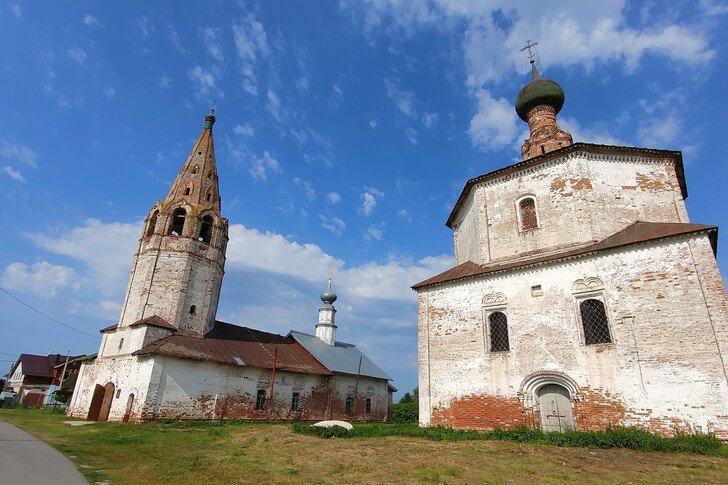 Козьмодемьянская и Крестовоздвиженская церкви.