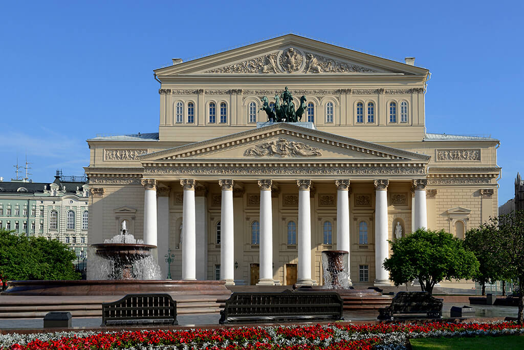 Перед главным входом Большого театра расположены несколько красивых фонтанов.