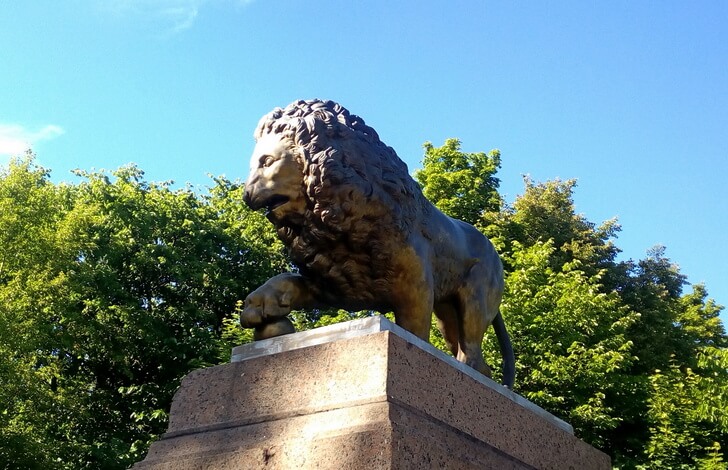 Памятник генералу-адъютанту К. И. Бистрому.