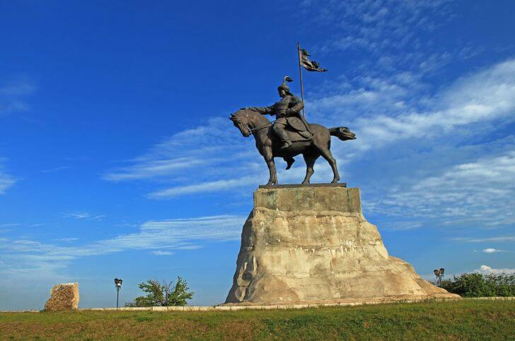 Памятник эмиру Ибрагиму I бен Мухамаду.