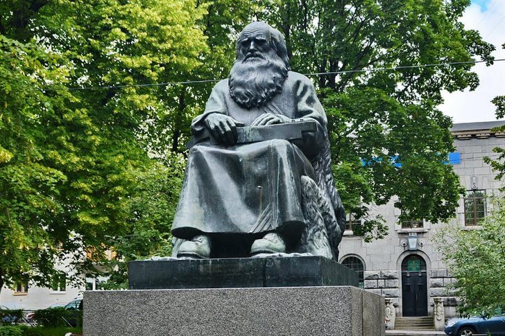 Памятник рунопевцу.