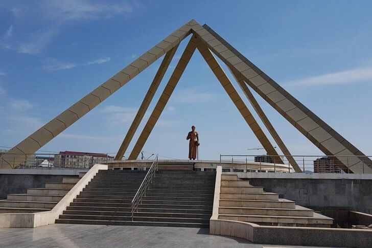 Памятник «Русской учительнице».