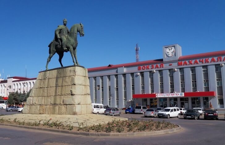 Памятник Махачу Дахадаеву.