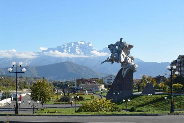 Памятник Иссе Плиеву.