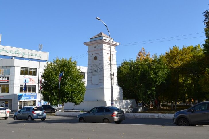 Памятник первой Конституции РСФСР