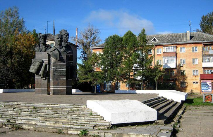 Памятник революционерам.