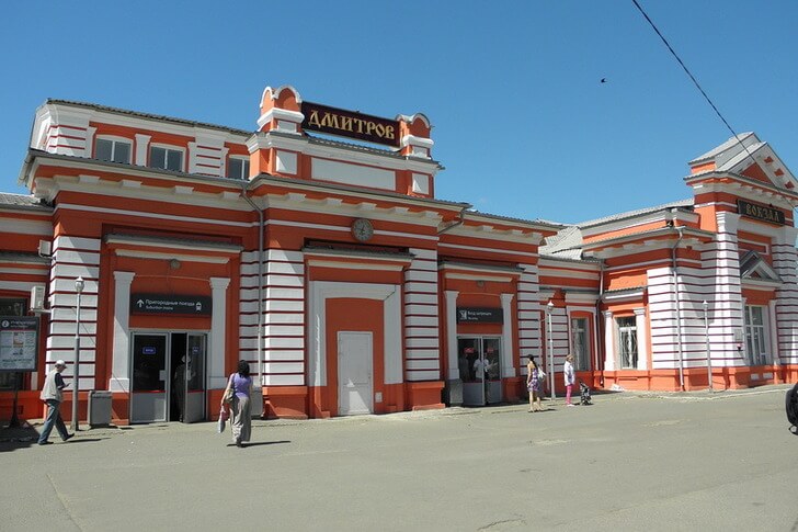 Здание железнодорожного вокзала.