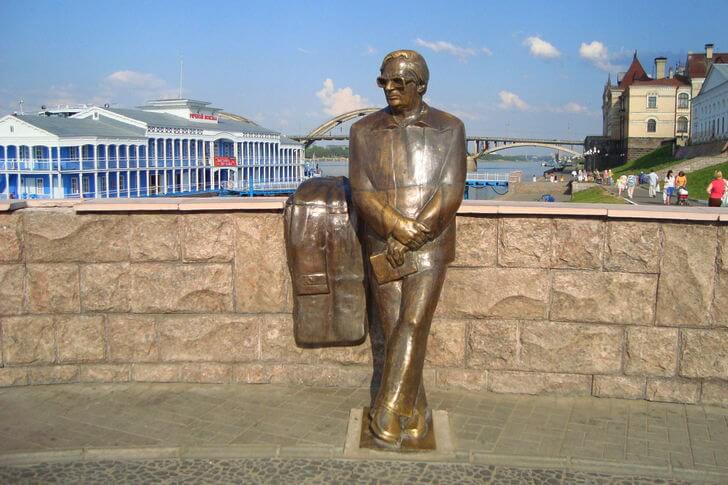 Памятник Льву Ошанину.