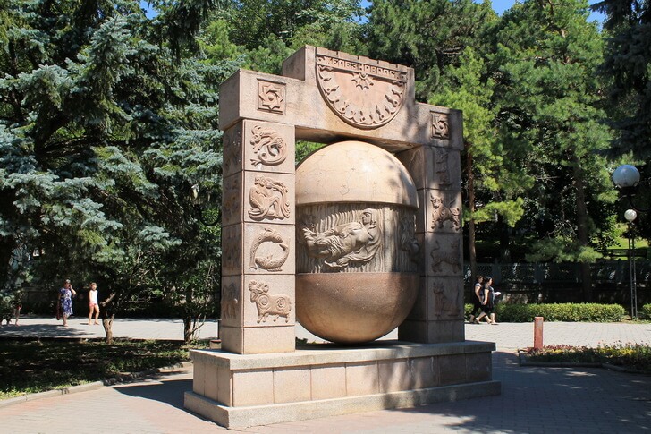 Скульптура «Знаки зодиака».