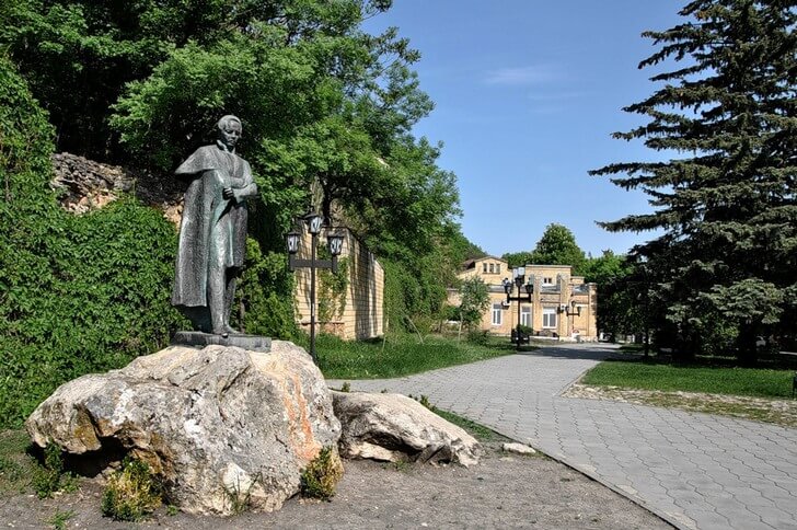 Памятник М. Ю. Лермонтову.
