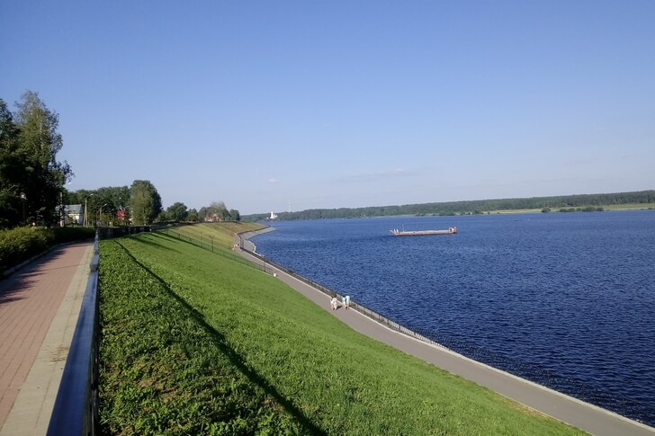 Городская набережная и река Волга.