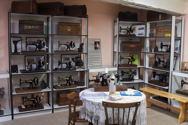 Музей старых швейных машин.