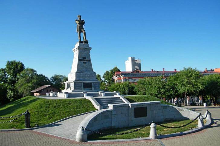 Памятник Муравьёву-Амурскому.